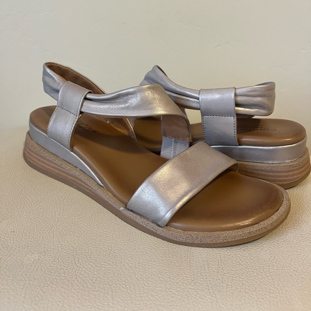 COMFORTIVA Marcy  Pillow-top  in champagne Leather Sandals Women’s Size 9.5